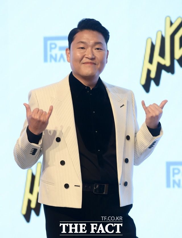 가수 싸이가 29일 오후 서울 여의도 페어몬트호텔에서 열린 정규 9집 '싸다9' 발매 기념 프레스 청음회에 참석해 포즈를 취하고 있다. /이새롬 기자