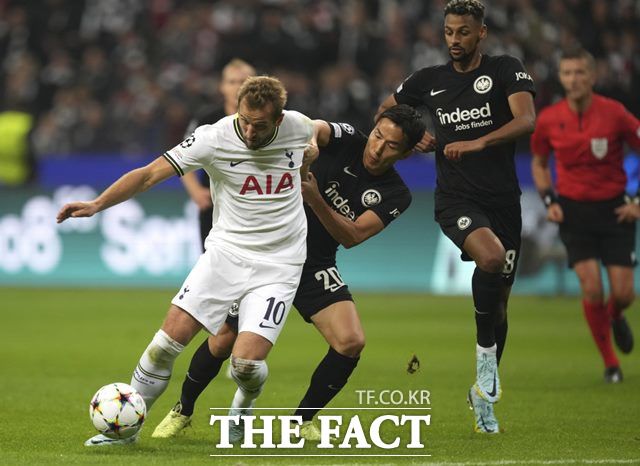 5일 프랑크푸르트의 일본인 수비수 하세베와 몸싸움을 펼치고 있는 토트넘 에이스 해리 케인./프랑크푸르트=AP.뉴시스