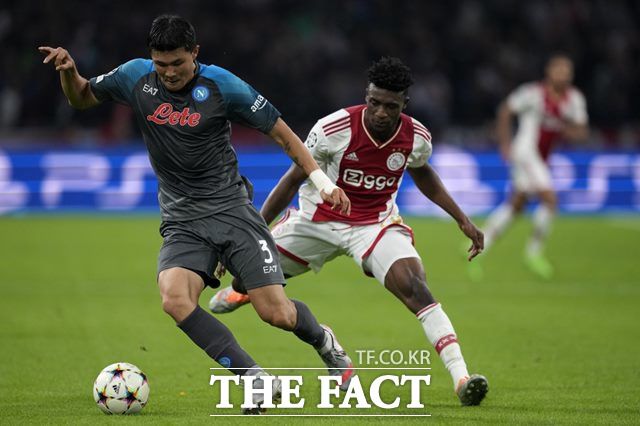 아약스 공격수 모하메드 쿠두스의 공격을 차단하는 나폴리 수비수 김민재./암스테르담=AP.뉴시스
