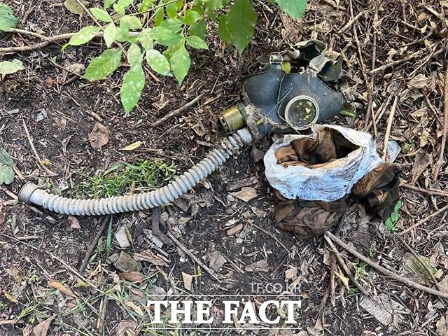 우크라이나 국방부가 이지움 인근의 피스키-라드키브스키 마을 고문실에서 발견한 방독면 사진. 방독면 옆에는 헝겊 조각이 함께 있어, 헝겊에 불을 붙인 후 방독면 안에 넣고 머리에 씌우는 방식으로 고문을 한 것이 아닌지 추측하고 있다. /우크라이나 국방부 트위터