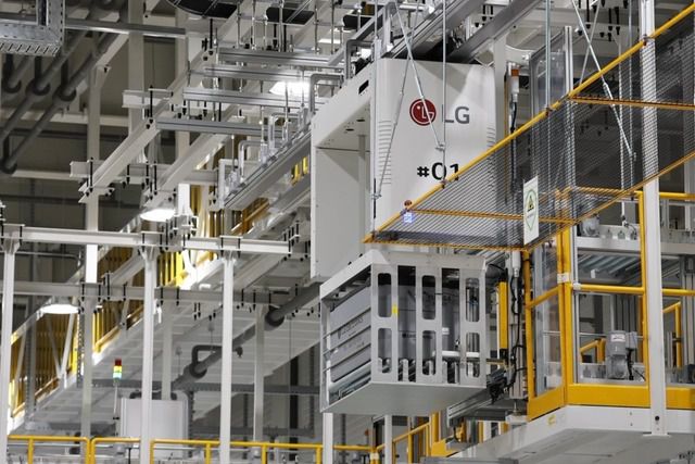 LG스마트파크 통합생산동의 입체물류 자동화 시스템에 도입된 고공 컨베이어가 부품을 나르기 위해 박스를 들어올리고 있다. /LG전자 제공