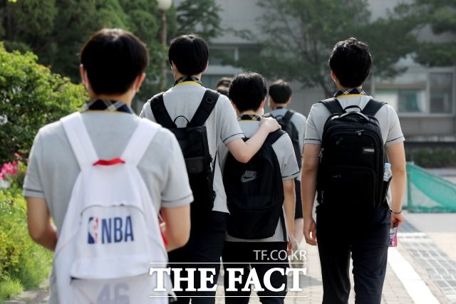 정부가 자율형사립고(자사고) 존치에 무게를 두는 가운데 학령인구 감소와 높은 학부모 비용 부담 등으로 전국의 자사고는 모집정원을 채우지 못하는 것으로 나타났다. 등교 중인 서울의 고등학생들. 사진은 내용과 무관./뉴시스