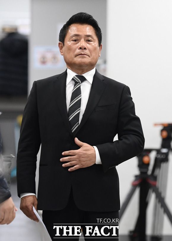 이세창 전 자유총연맹 총재 권한대행이 25일 오후 울 여의도 국회 소통관에서 기자회견을 열고 전날 김의겸 더불어민주당 의원이 법사위 국정감사에서 한동훈 법무부 장관에게 제기한 '청담동 술자리'의혹과 관련해 기자회견을 준비하고 있다. /이새롬 기자