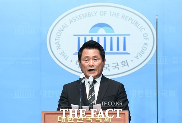 윤석열 대통령과 한동훈 법무부 장관 등의 술자리 의혹과 관련해 김의겸 더불어민주당 의원으로부터 제보자로 지목된 이세창 전 자유총연맹 총재 권한대행은 25일 "김 의원은 확인되지 않은 가짜뉴스를 악의적 편집을 통해 유포했다"며 법적 대응에 나서겠다고 밝혔다. / 국회=이새롬 기자