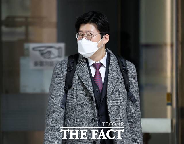 이규원 검사가 1월 서울중앙지법에서 열린 5차 공판을 마치고 이동하고 있다. /뉴시스