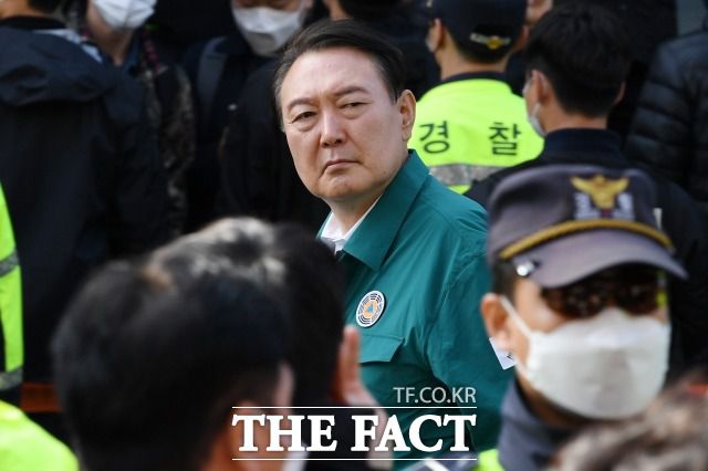 윤석열 대통령이 지난달 30일 서울 용산구 이태원 압사사고 현장을 둘러보는 모습. 온라인상에서 윤 대통령의 3시간 부재설 등 확인되지 않는 유언비어나 가짜뉴스가 퍼지고 있다. /남용희 기자