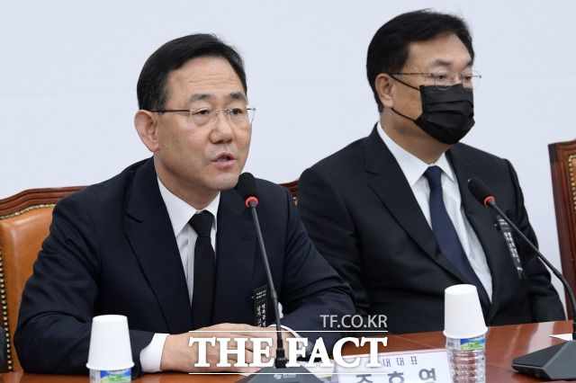 주호영 국민의힘 원내대표는 1일 오전 국회에서 열린 국민의힘 원내대책회의에서 "이태원 사고와 관련해 가짜뉴스들이 많이 생산되고 있다"며 "피해자와 유족에 대한 2차 가해일 뿐 아니라 국민 분열과 불신을 부추기며 많은 사회적 비용을 치르게 하고 있다"고 밝혔다. /남윤호 기자