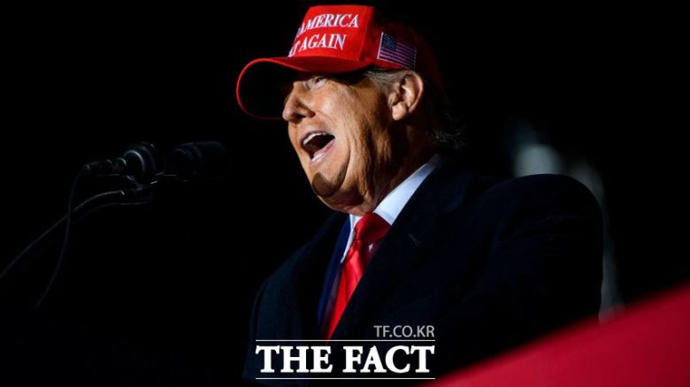 미국 중간선거전에서 공화당 후보 유세 중인 도널드 트럼프 전 미국 대통령. 트럼프 전 대통령은 오는 14일 차기 대선 출마를 선언하는 방안을 검토중 인 것으로 알려졌다. /CNN