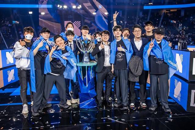 6일 미국 캘리포니아주 샌프란시스코 체이스센터에서 열린 '2022 롤드컵' 결승전에서 DRX 감독과 선수들이 우승한 뒤 기뻐하고 있다. /라이엇게임즈 e스포츠 제공