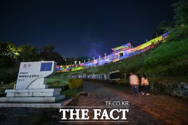 충남 공주가 3년 연속 올해의 최고 여행지를 뽑는 ‘2022 SRT어워드’에 선정됐다.사진은 공산성 야간 모습/공주시청 제공