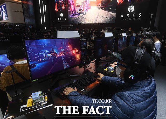 국제게임전시회 '지스타 2022'가 17일 개막한 가운데 관람객들이 '아레스'를 즐기고 있다. /부산=이동률 기자