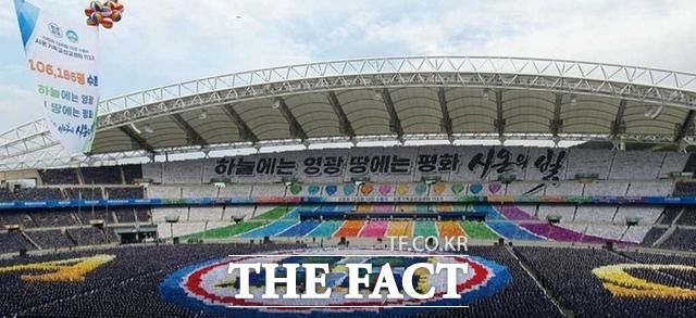 지난 2020년 코로나19 팬데믹과 관련해 대구와 악연이 있는 신천지예수교 증거장막성전(이하 신천지)가 10만명이나 참석하는 대규모 집회를 홍준표 대구시장이 허가해 준 배경에 관심이 모이고 있다. / 대구 = 김채은 기자