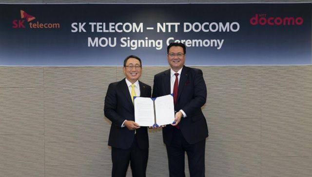 유영상 SK텔레콤 사장(왼쪽)과 이이 모토유키 NTT도코모 사장이 18일 서울 워커힐 호텔에서 협약식을 마치고 기념 촬영을 하고 있는 모습. /SK텔레콤 제공