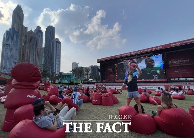 아랍에미리트(UAE) 두바이에 설치된 '팬 존'의 대형 스크린으로 22일 아르헨티나-사우디아라비아 월드컵 1차전 경기를 보는 축구 팬들. /두바이=AP.뉴시스
