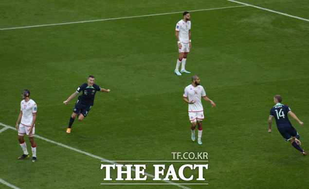 호주의 미첼 듀크(왼쪽에서 두번째)가 26일 카타르 알와크라 알자눕 스타디움에서 열린 조별리그 D조 2차전 튀니지전에서 헤더 선제골을 기록한 후 기뻐하고 있다. /알와크라(카타르)=AP.뉴시스