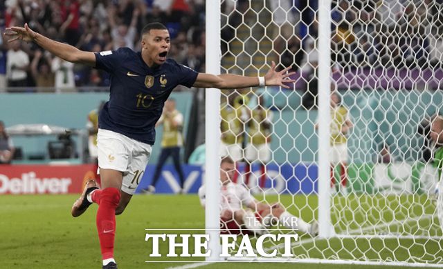 음바페가 27일 카타르 도하의 스타디움 974에서 열린 덴마크와 조별리그 D조 2차전 경기에서 멀티골을 기록하고 양 팔을 들어올리는 골 세리머니를 하고 있다. /도하(카타르)=AP.뉴시스