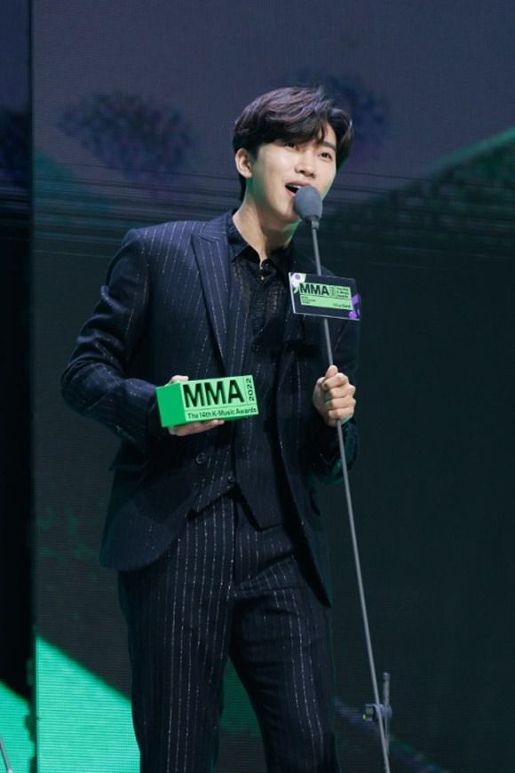 임영웅은 전국투어 콘서트 '아임 히어로(IM HERO)' 앙코르 무대가 한 주 앞으로 다가온 가운데 지난 26일 진행된 'MMA2022'에서 대상 2관왕을 비롯해 5개의 트로피를 들어올렸다. /카카오엔터 제공