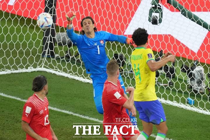29일 스위스 골키퍼 얀 수머가 카타르 도하 974 스타디움에서 열린 조별리그 G조 2차전에서 브라질의 슈팅을 막아내고 있다. /도하(카타르)=AP.뉴시스
