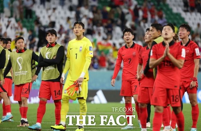 우루과이가 가나에게 질 경우 한국은 16강에서 자동으로 탈락된다. 우루과이와 가나가 비길 시 한국은 가나와 골득실을 따지게 된다. /알라이얀(카타르)=뉴시스