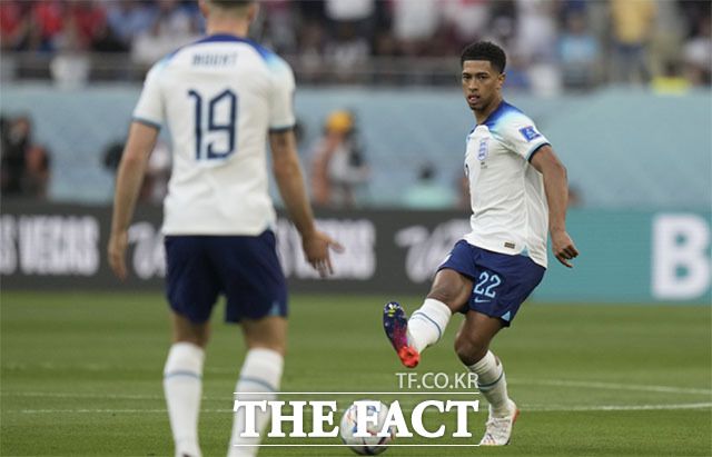 잉글랜드 화력의 중심에는 주드 벨링엄 등 2000년대생 스타들이 있다. 지난 21일 열린 이란과의 월드컵 B조 1차전에서 패스하는 벨링엄의 모습. /도하(카타르)=AP.뉴시스