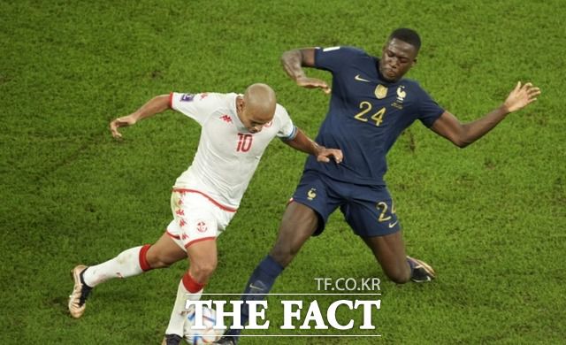 튀니지는 카즈리의 결승골로 '디펜딩 챔피언' 프랑스를 꺾었지만 16강 진출에는 실패했다. 사진은 카즈리(왼쪽)가 프랑스 수비수 이브라히마 코나테와 경합하는 모습./알라이얀(카타르)=신화.뉴시스