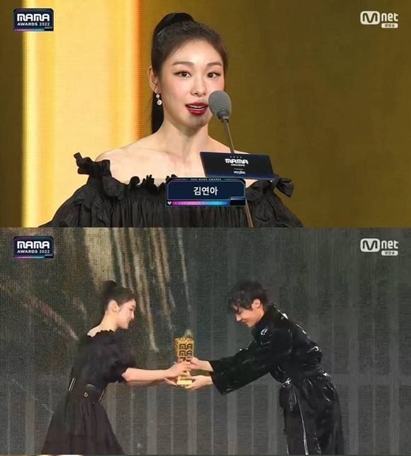 '피겨 여왕' 김연아가 '2022 MAMA AWARDS'의 '올해의 가수' 부문 시상자로 나서 방탄소년단의 제이홉에게 트로피를 건넸다. /방송화면 캡처