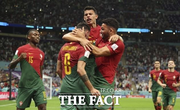 매체는 포르투갈에 크리스티아누 호날두가 없더라도 한국을 제압할 화력은 충분하다고 설명했다. 사진은 포르투갈 '패스 마스터' 브루노 페르난데스가 페널티킥으로 멀티골을 기록하고 있는 모습./루사일(카타르)=신화.뉴시스