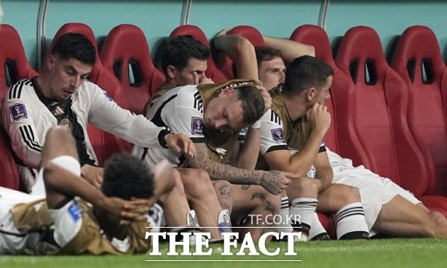 독일은 코스타리카를 4-2로 제압, 스페인과 승점 4점 동점을 기록했지만 골득실에 밀려 2회 연속 월드컵 16강에 탈락했다. 사진은 코스타리카전 종료 후 독일 선수들의 모습./알코르(카타르)=AP.뉴시스