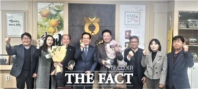 김철환, 육종영 천안시의회의원이 성환농협조합으로부터 지역쌀소비촉진활동 공로로 감사패를 받았다. / 천안시의회 제공