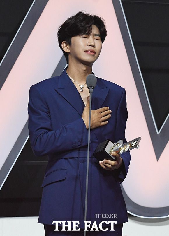 K-POP 아티스트와 전 세계 음악 팬들이 함께 만드는 음악 시상식 '2022 더팩트 뮤직 어워즈'가 10월 8일 KSPO DOME(올림픽 체조경기장)에서 열려 가수 임영웅이 '팬앤스타 최다 득표상' 트로트 부문을 수상한 뒤 소감을 밝히고 있다. /KSPO DOME=배정한 기자