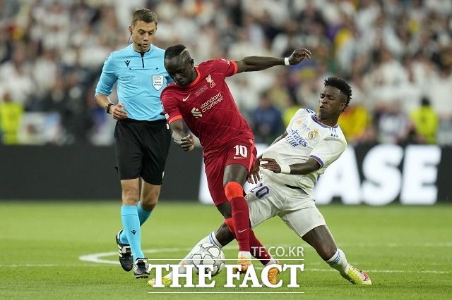 튀르팽(왼쪽) 심판이 지난 4월 프랑스 파리의 스타드 드 프랑스에서 열린 리버풀과 레알 마드리드의 2021-22 UEFA 챔피언스리그 결승에서 리버풀의 사디오 마네(가운데)와 레알 마드리드의 비니시우스 주니오르(오른쪽)의 볼 경합을 지켜보고 있다. /파리(프랑스)=AP.뉴시스