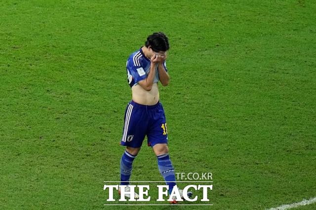 일본의 첫 승부차기 키커 미나미노가 실축한 뒤 안타까워하고 있다. /알와크라(카타르)=AP.뉴시스