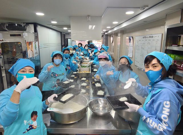 임영웅 팬클럽 영웅시대 밴드(나눔모임)은 45번째 '쪽방촌 도시락 봉사 활동'을 진행해 연말 모든이들에게 훈훈한 소식을 전했다. /영웅시대 제공