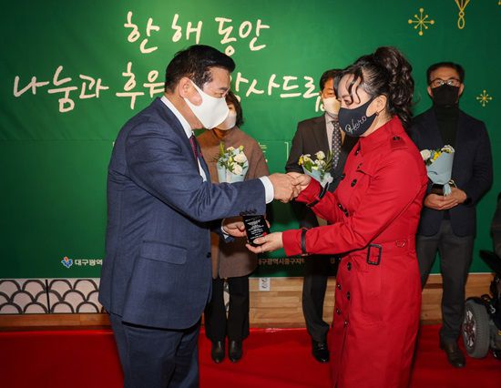 '영웅사랑봉사단 홍보 일환으로'. 임영웅 팬클럽 영웅시대 회원들이 활동하는 대구 위시카페는 선한 영향력을 전파한 공로로 최근 대구 중구청으로부터 감사패를 받았다. /영웅시대 제공