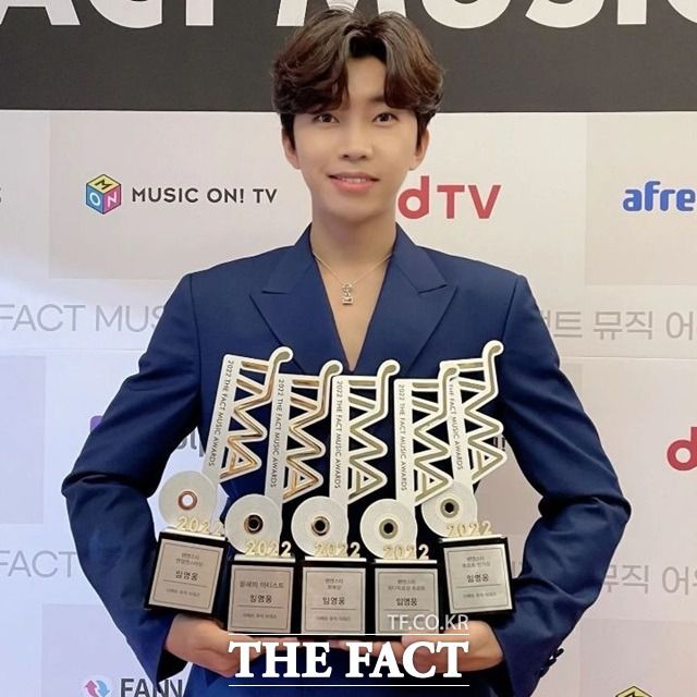 가수 임영웅이 2022 TMA에서 5관왕을 차지한 뒤 밝힌 소감은 매우 인상이었다. 상패를 양손 가득 들고 환한 미소를 짓는 임영웅의 모습은 본인의 만족감은 물론 뜨겁게 응원해온 팬사랑의 또다른 징표가 됐다. /더팩트 DB