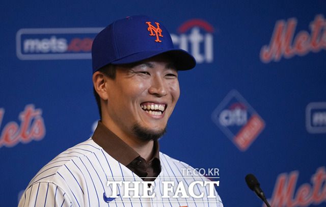 뉴욕 메츠 입단해 미소 짓는 센가 코다이.