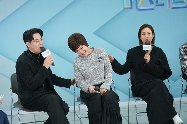 김연자(가운데)가 22일 온라인으로 열린 TV조선 '미스터트롯2' 제작발표회에서 붐(왼쪽)과 장윤정의 발언에 웃음을 참지 못하고 있다. /TV조선 제공