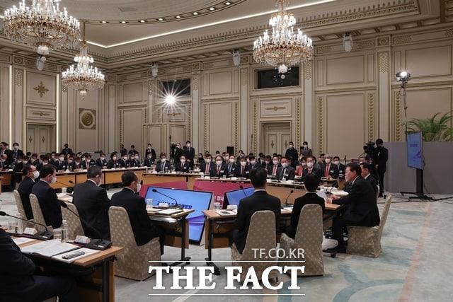 윤석열 대통령은 지난 21일 청와대 영빈관에서 제12차 비상경제민생회의 겸 제1차 국민경제자문회의를 주재했다. /대통령실 제공