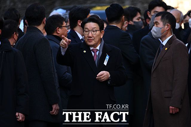 현직 의원은 이른바 '윤핵관(윤석열 대통령 핵심 관계자)'으로 불리는 권성동 국민의힘 의원을 비롯해 같은 당 윤한홍, 조해진, 류성걸, 박정하, 태영호 의원도 출동했다. /남윤호 기자