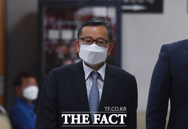 김학의 전 법무부 차관이 파기환송심 첫 재판에 출석하고 있다. 그는 파기환송심과 재상고심에서 모두 무죄를 선고받았다. /이동률 기자