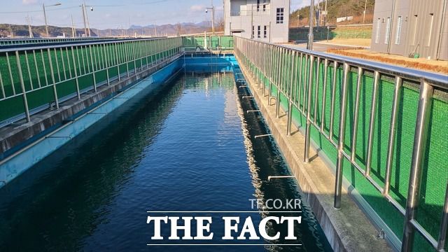 군위군은 망간 수치가 안정화될 때까지 음용을 자제하고, 음용수는 군에서 지급한 생수를 활용하도록 홍보하고 있다. /군위=김채은 기자