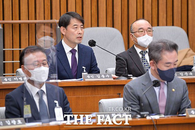 민주당은 이상민 행정안전부 장관 등 윗선의 책임론을 부각했고, 국민의힘은 이임재 전 용산경찰서장과 실무진 부실 대응을 지적했다. 4일 오전 서울 여의도 국회에서 열린 '이태원 참사 국정조사 특별위원회 1차 청문회'에 증인 출석한 증인들. /남윤호 기자