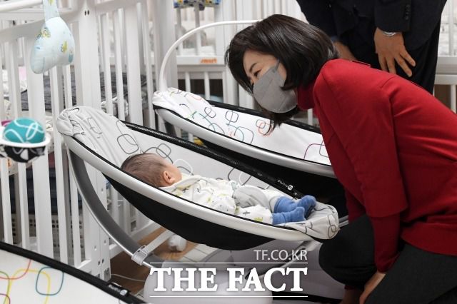 나경원 저출산고령사회위원회 부위원장이 지난달 27일 오후 서울 관악구 주사랑공동체교회를 방문해 아이들을 살펴보는 모습. /남용희 기자