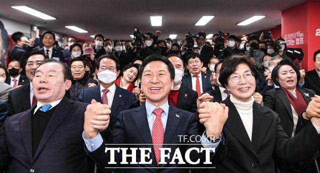 국민의힘 당권주자인 김기현 의원이 9일 서울 여의도에 마련된 전당대회 경선 캠프 '김기현의 5560 이기는 캠프' 개소식에서 기념촬영을 하고 있다. 앞줄 왼쪽부터 이인제 전 경기지사, 김 의원, 이선애 여사. /남윤호 기자