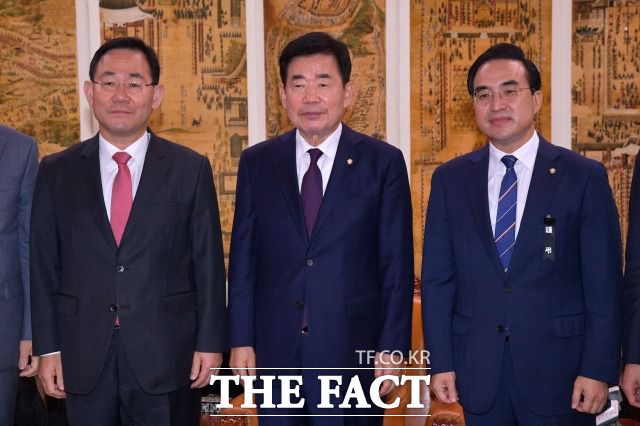 김진표 국회의장은 11일 국회 사랑재에서 열린 신년 기자회견에서 여야를 향해 "이번 선거구 획정부터 관행적으로 법을 어기는 국회의 오랜 악습과 결별하자"고 당부했다. 사진은 주호영 국민의힘 원내대표, 김 의장, 박홍근 더불어민주당 원내대표. /남윤호 기자