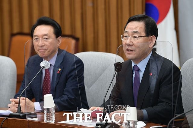 국민의힘은 민주당 지도부가 성남지청에 집결한 것, 1월 임시국회 참여를 요청하는 것 모두 '이재명 방탄'이라고 공세를 퍼붓고 있다. 10일 원내대책회의에서 모두 발언하는 주호영 국민의힘 원내대표. /남윤호 기자