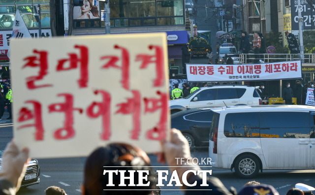 민주당은 '방탄' 비판에 대해 검찰 수사의 부당함을 알리면서 국민 판단을 지켜볼 수밖에 없다는 입장이다. 10일 오전 성남시 수원지방검찰청 성남지청 앞 인도에서 이재명 민주당 대표의 검찰 출석을 앞두고 지지자들과 보수 성향 시민단체들이 집회를 하고 있는 모습. /국회사진취재단