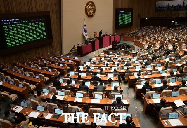 300명 국회의원을 어떻게 뽑을지 결정하는 정개특위가 11일 본격 가동된다. 사진은 지난달 8일 열린 국회 본회의./남윤호 기자