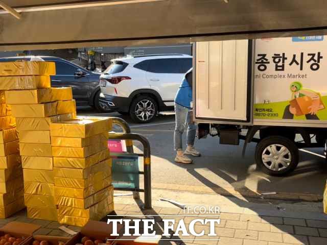 청량리종합시장의 과일가게 앞에 빠른배송 주문을 받은 과일 선물세트가 쌓여있다. /정채영