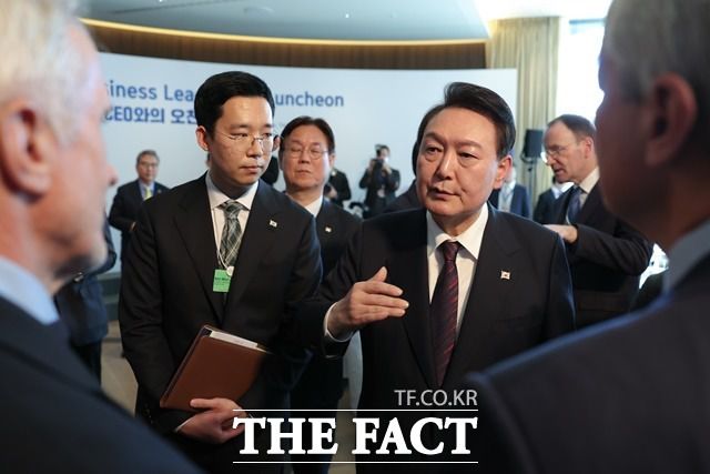 윤석열 대통령이 18일(현지시간) 스위스 다보스 시내 한 호텔에서 열린 '글로벌 CEO와의 오찬'에서 참석자들과 대화하고 있다. /뉴시스